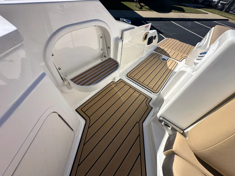 Slide: The Image of Sea Ray SDX 290 2026 - 32
