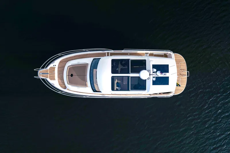 Slide: The Image of Nimbus 365 Coupe - 6