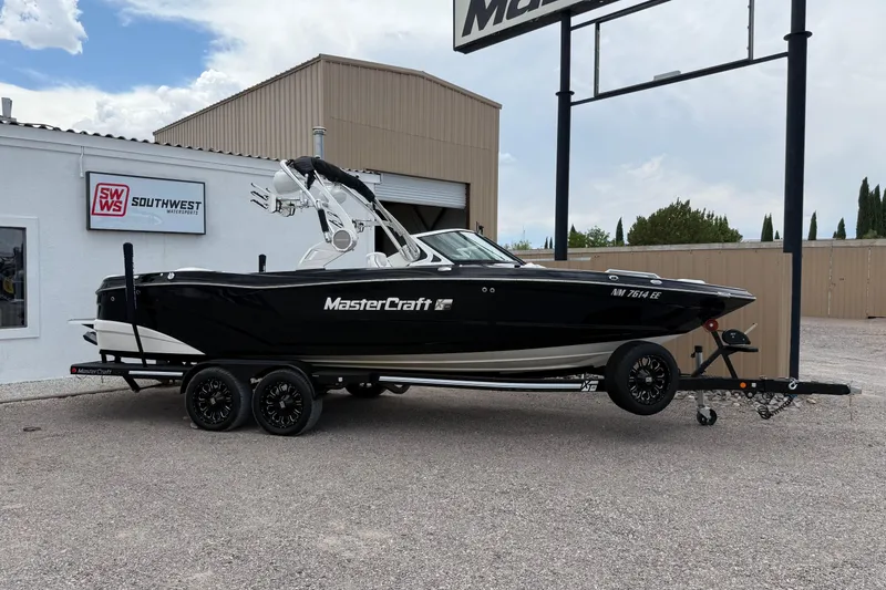 The Image of 2018 MasterCraft XT25 boat on trailer at Southwest dealership. - 1