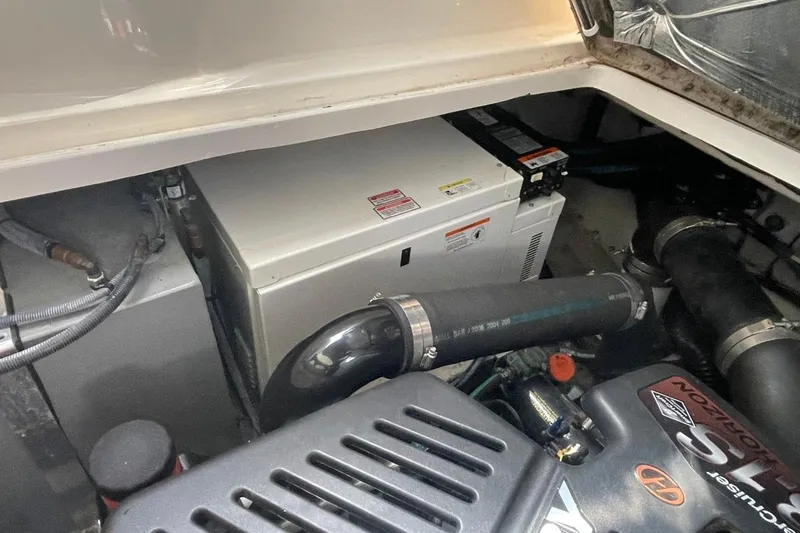 Slide: The Image of 2006 Sea Ray 360 Sundancer marine converter and charger, model PD2040, with wiring. - 60