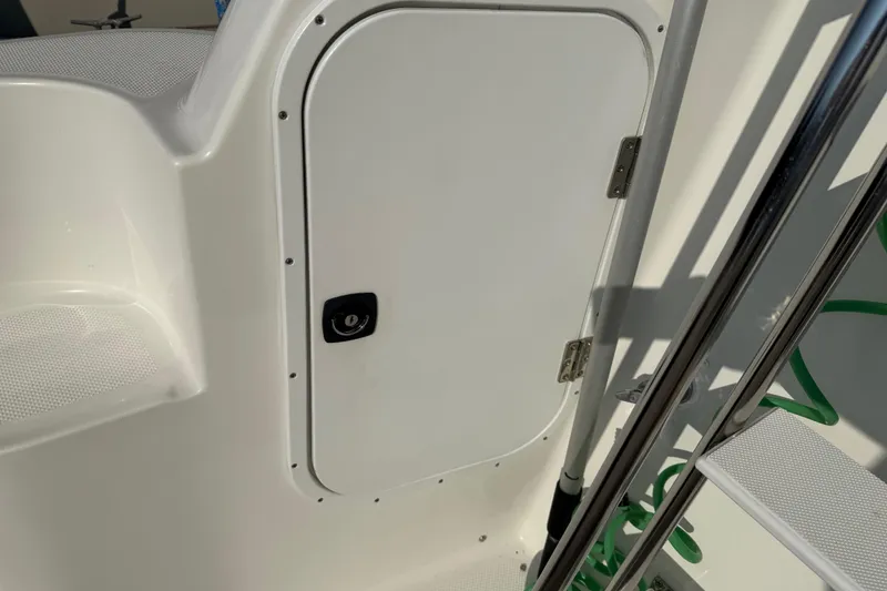 Slide: The Image of 1999 Bayliner 3988 Command Bridge Motoryacht with Yamaha 25 four-stroke outboard engine. - 83