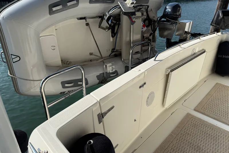 Slide: The Image of Outboard motor labeled "25 four-stroke" on a 1999 Bayliner 3988 Command Bridge Motoryacht. - 84