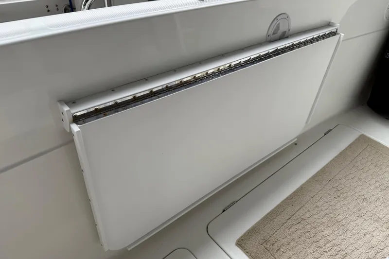 Slide: The Image of Step with carpeted surface on 1999 Bayliner 3988 Command Bridge Motoryacht. - 85