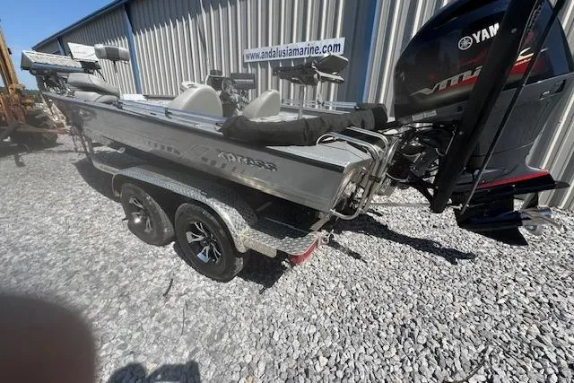 Slide: The Image of 2022 Xpress X19 Pro boat with Yamaha engine on gravel near Andalusia Marine. - 8