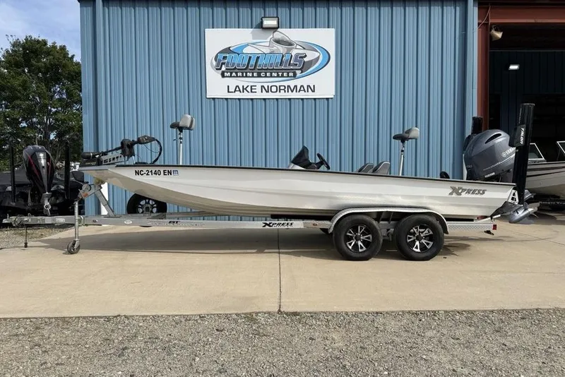 Slide: The Image of 2016 Xpress XCLUSIVE SERIES X21 boat on trailer at Foothills Marine Center. - 1