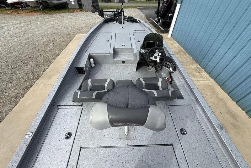 Slide: The Image of 2016 Xpress XCLUSIVE SERIES X21 boat interior with steering console and seating. - 18