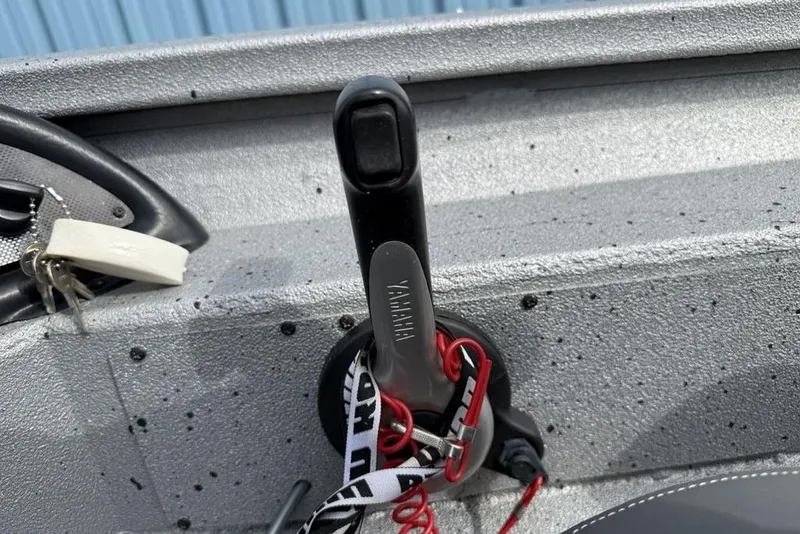 Slide: The Image of Throttle control of 2016 Xpress XCLUSIVE SERIES X21 boat with Yamaha branding. - 20