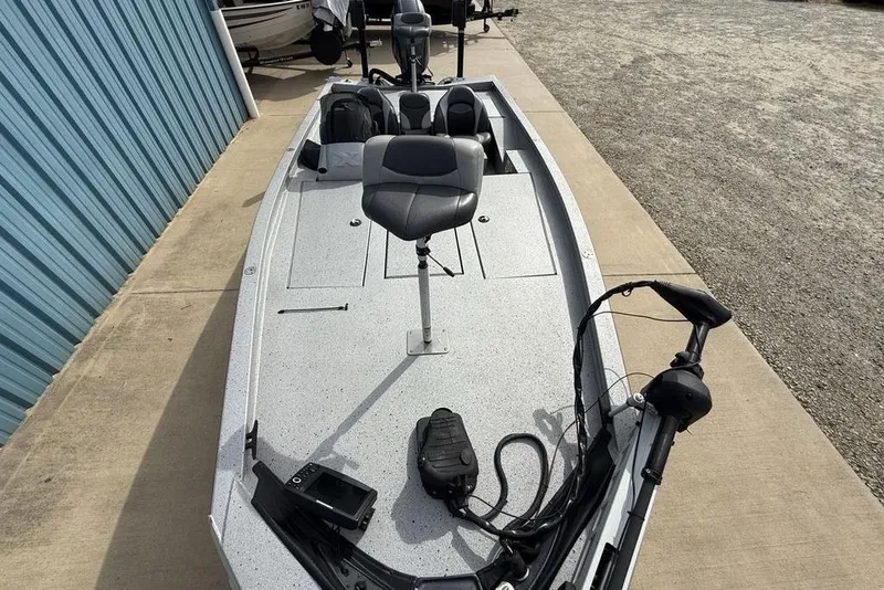 Slide: The Image of 2016 Xpress XCLUSIVE SERIES X21 fishing boat with seating and equipment on deck. - 21