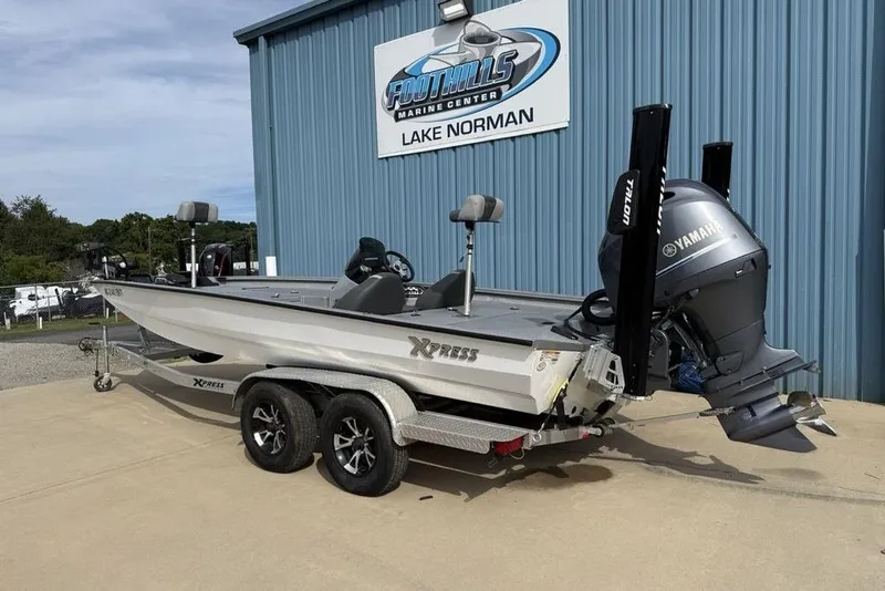 Slide: The Image of 2016 Xpress XCLUSIVE SERIES X21 boat with Yamaha motor at Lake Norman dealership. - 3