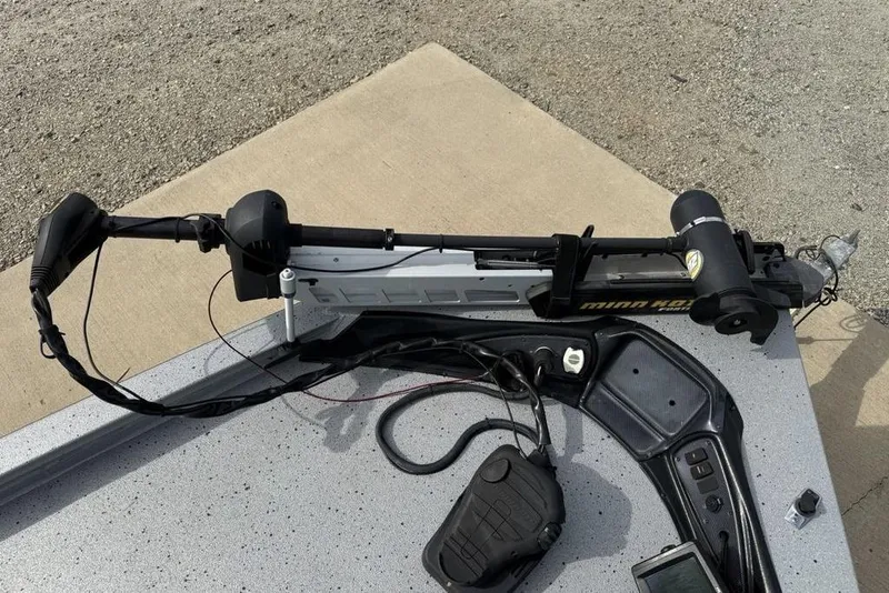 Slide: The Image of 2016 Xpress XCLUSIVE SERIES X21 boat with Minn Kota trolling motor. - 5