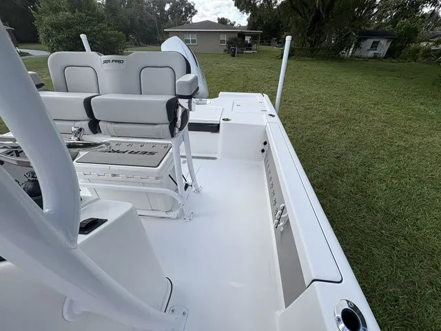 Slide: The Image of Sea Pro 250 DLX BAY 2026 - 11