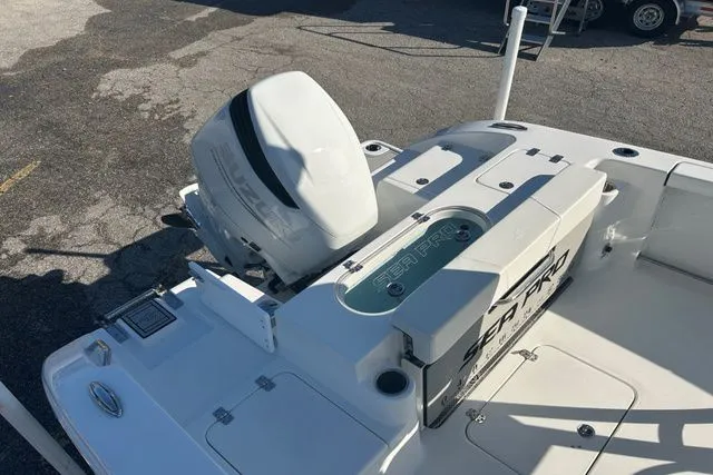 Slide: The Image of Sea Pro 242 DLX DEEP-V 2025 - 12