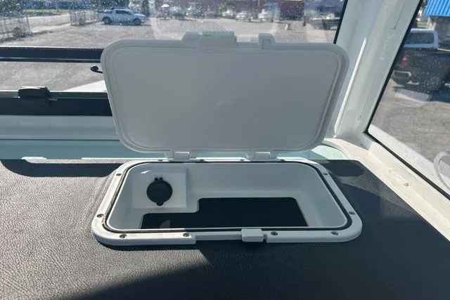 Slide: The Image of Sea Pro 242 DLX DEEP-V 2025 - 19