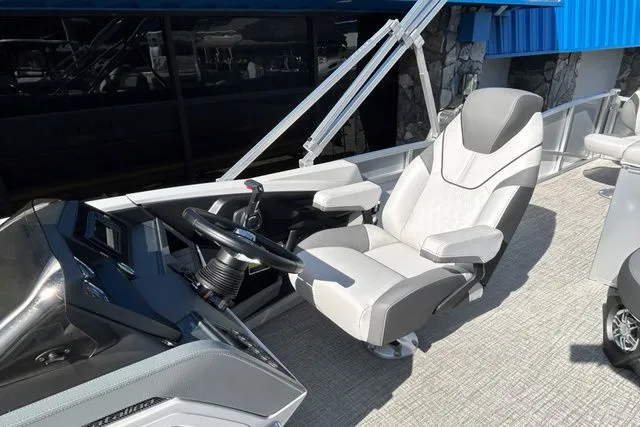 Slide: The Image of Avalon 2585 CATALINA REAR FISH 2024 - 11