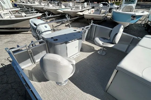 Slide: The Image of Avalon 2585 CATALINA REAR FISH 2024 - 12