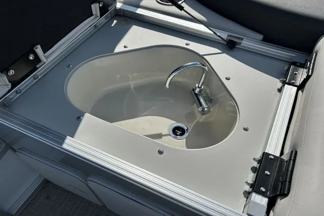 Slide: The Image of Avalon 2585 CATALINA REAR FISH 2024 - 15