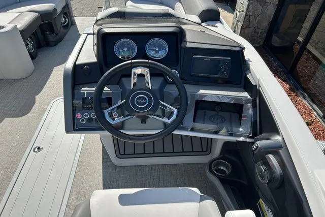 Slide: The Image of Avalon 2585 CATALINA REAR FISH 2024 - 4