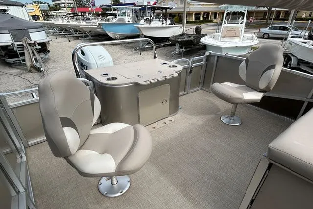 Slide: The Image of Avalon 2585 CATALINA REAR FISH 2024 - 12