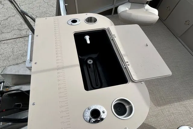 Slide: The Image of Avalon 2585 CATALINA REAR FISH 2024 - 15