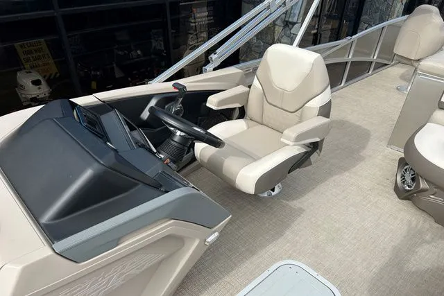 Slide: The Image of Avalon 2585 CATALINA REAR FISH 2024 - 7