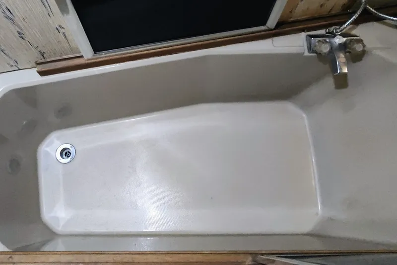 Slide: The Image of Bayliner 3870 Motoryacht 1986 - 28