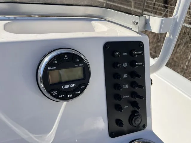 Slide: The Image of Robalo R160 Center Console 2025 - 10