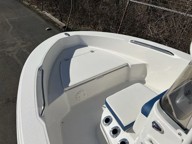 Slide: The Image of Robalo R160 Center Console 2025 - 12