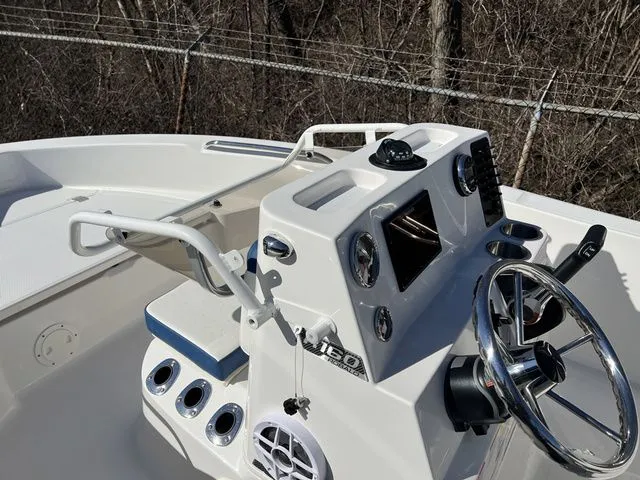 Slide: The Image of Robalo R160 Center Console 2025 - 13