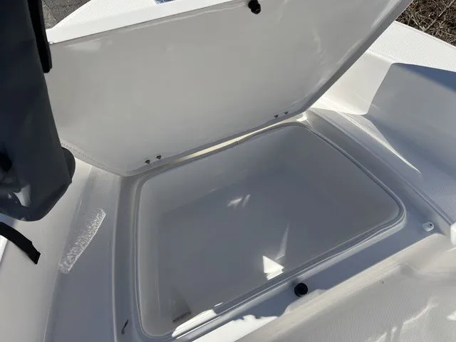 Slide: The Image of Robalo R160 Center Console 2025 - 14