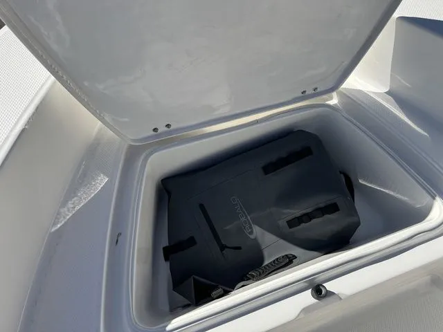 Slide: The Image of Robalo R160 Center Console 2025 - 15