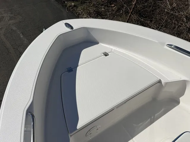 Slide: The Image of Robalo R160 Center Console 2025 - 16