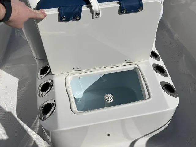 Slide: The Image of Robalo R160 Center Console 2025 - 18