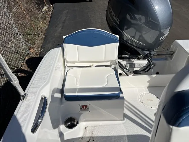 Slide: The Image of Robalo R160 Center Console 2025 - 20