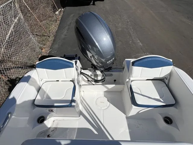 Slide: The Image of Robalo R160 Center Console 2025 - 21