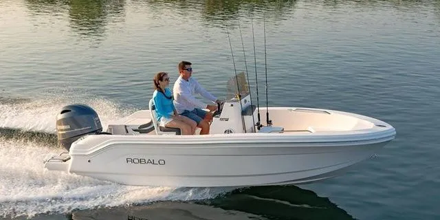 Slide: The Image of Robalo R160 Center Console 2025 - 22