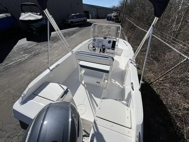 Slide: The Image of Robalo R160 Center Console 2025 - 6