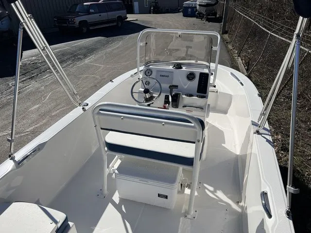 Slide: The Image of Robalo R160 Center Console 2025 - 7