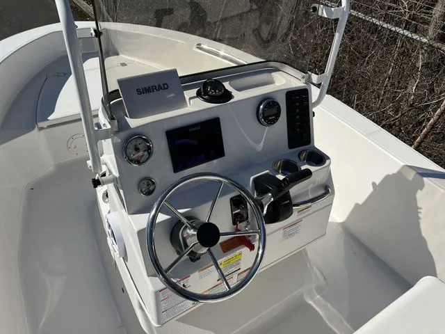 Slide: The Image of Robalo R160 Center Console 2025 - 8