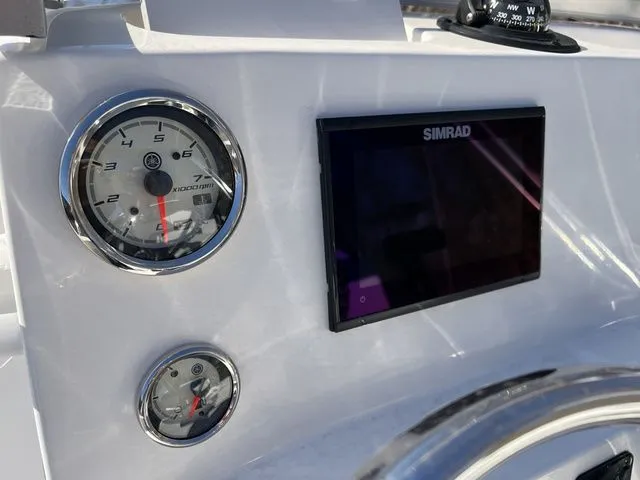 Slide: The Image of Robalo R160 Center Console 2025 - 9