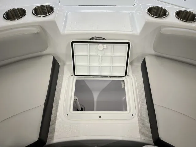 Slide: The Image of Hurricane SunDeck 187 IO 2024 - 11