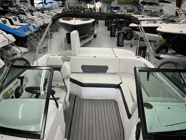 Slide: The Image of Hurricane SunDeck 187 IO 2024 - 14