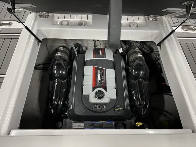 Slide: The Image of Hurricane SunDeck 187 IO 2024 - 15