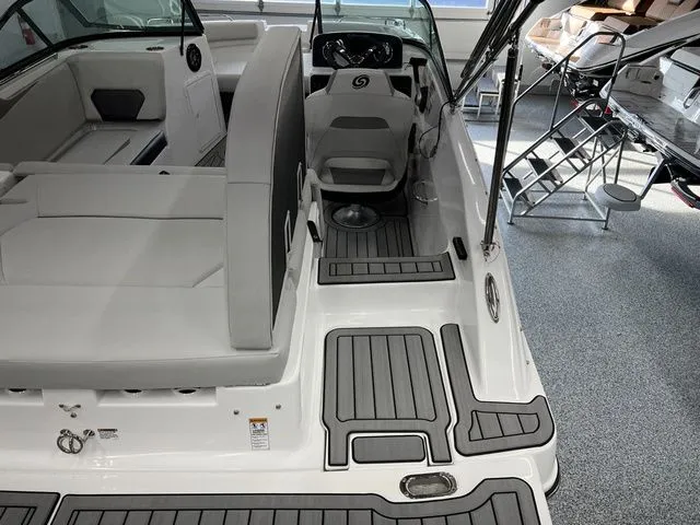 Slide: The Image of Hurricane SunDeck 187 IO 2024 - 6