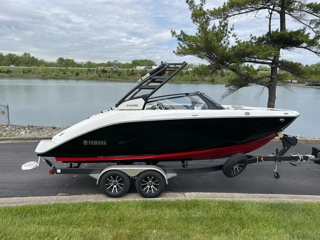 Slide: The Image of Yamaha 222SE Only 1 Black Left! 2025 - 3