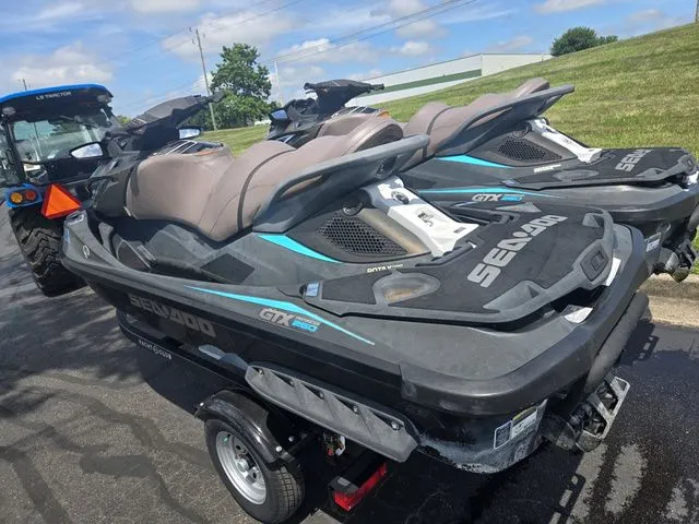 Slide: The Image of Sea-Doo GTX 2016 - 4