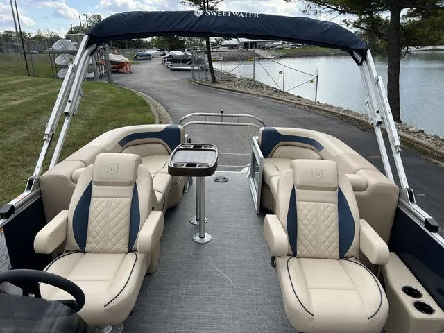 Slide: The Image of Godfrey Sweetwater 2286SB Tritoon 2025 - 16