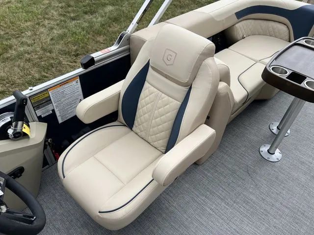 Slide: The Image of Godfrey Sweetwater 2286SB Tritoon 2025 - 18