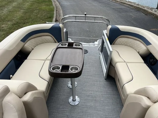 Slide: The Image of Godfrey Sweetwater 2286SB Tritoon 2025 - 19