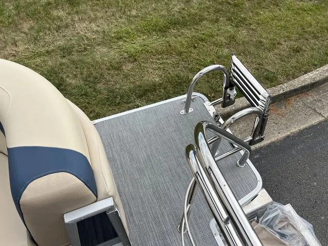 Slide: The Image of Godfrey Sweetwater 2286SB Tritoon 2025 - 21