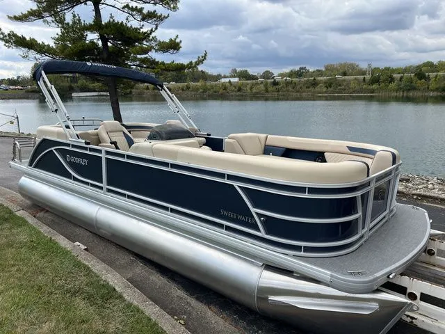 Slide: The Image of Godfrey Sweetwater 2286SB Tritoon 2025 - 3